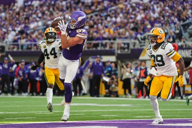 Vikings close with 29 straight points to beat rival Packers as Wentz replaces injured Murray